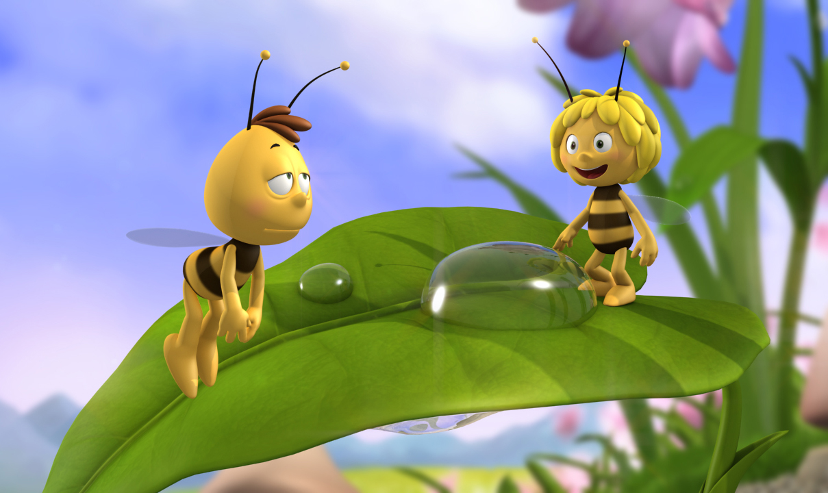 Movie Night with Maya The Bee ! - Night Helper