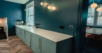 From the kitchen unit to the flooring: Designing the kitchen of your dreams / Beautiful modern teal and white kitchen with wood flooring